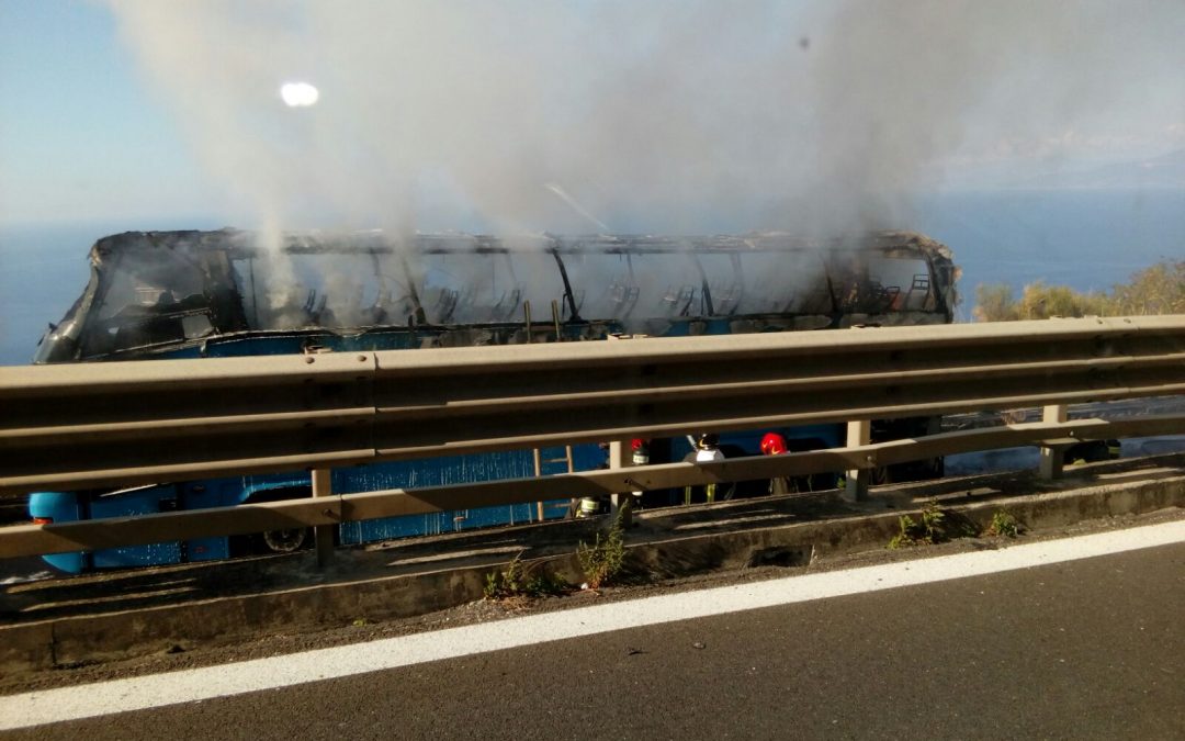L'autobus distrutto dalle fiamme