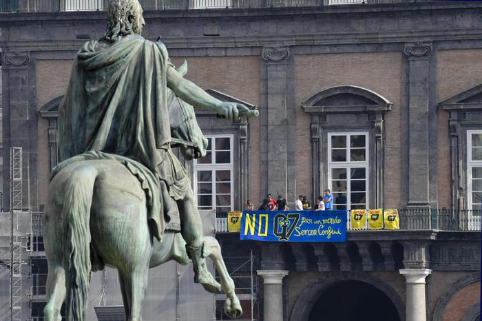 “No al G7”, striscione su Palazzo Reale Napoli: monta la protesta