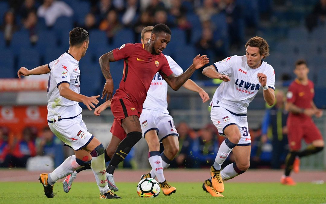 Gerson prova ad entrare nella difesa del Crotone
