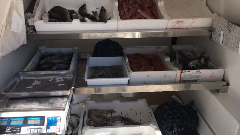 Cinque chilogrammi di pesce avariato al supermercatoScatta il sequestro dei carabinieri e la sanzione al titolare