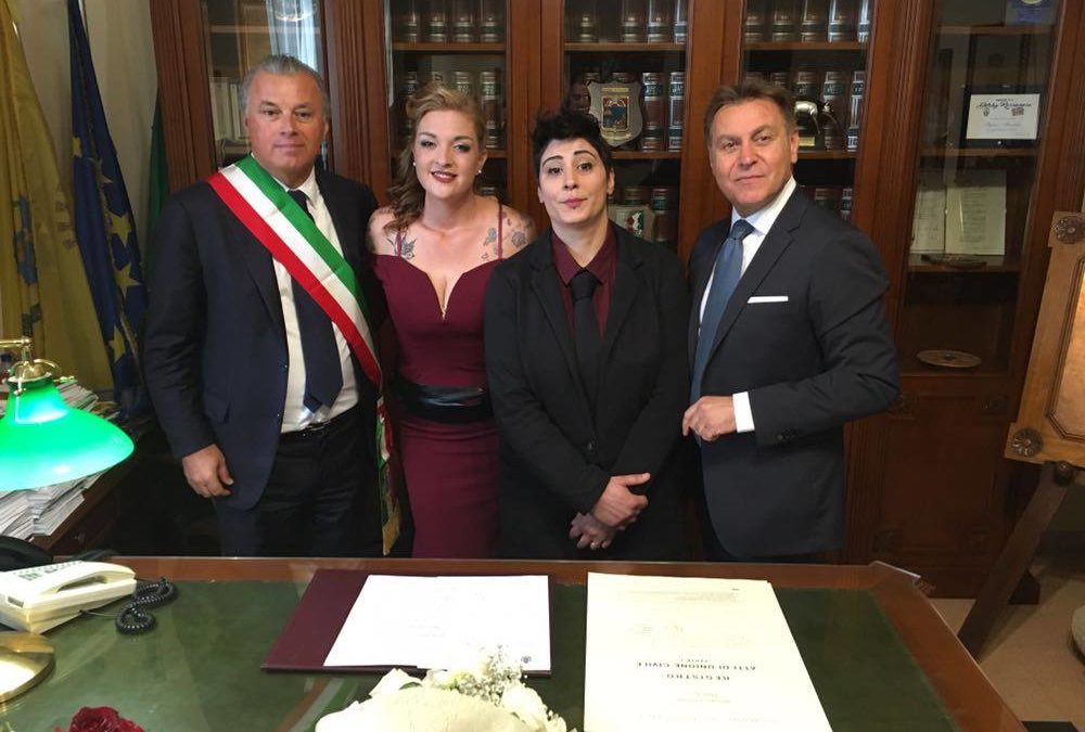 Il sindaco di Rossano con Rosa e Samantha