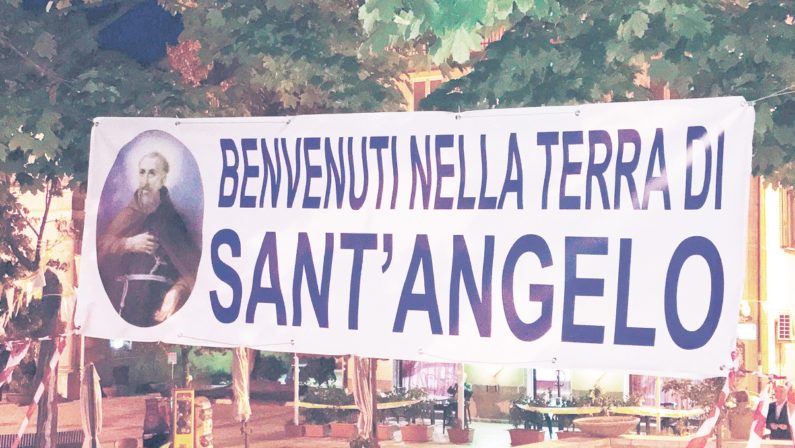 Grande festa della Calabria per il beato Angelo d'AcriIn migliaia da Papa Francesco che lo dichiarerà Santo