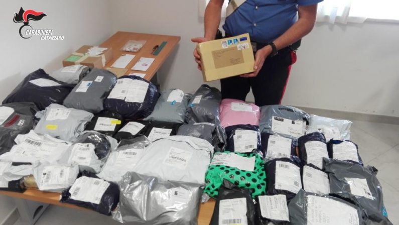 Rubava il contenuto di pacchi postali, arrestato dipendente delle Poste Italiane a Lamezia