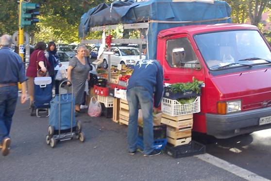 Un commerciante ambulante di frutta