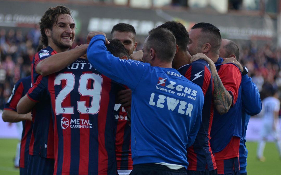 Una esultanza dei giocatori del Crotone