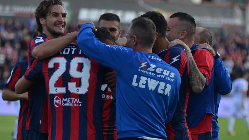 Calcio, il Crotone torna a sperare nella Serie AChiesta una pesante penalizzazione per il Chievo