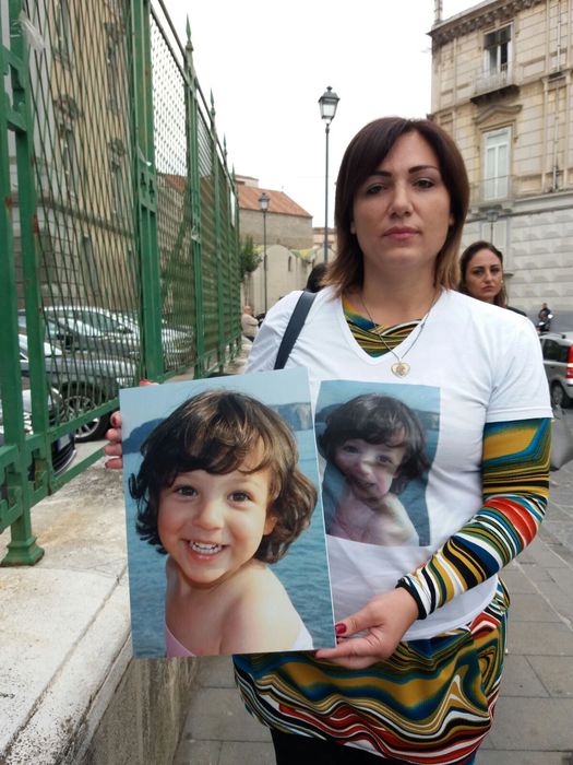 Caserta, corteo per la bimba di 4 anni morta di tumore. La rabbia della madre all'udienza: diagnosi tardiva