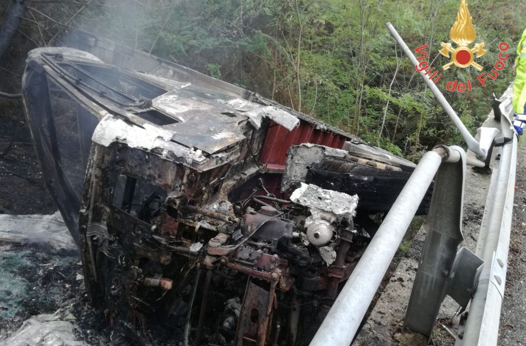 Il camion bruciato nella scarpata