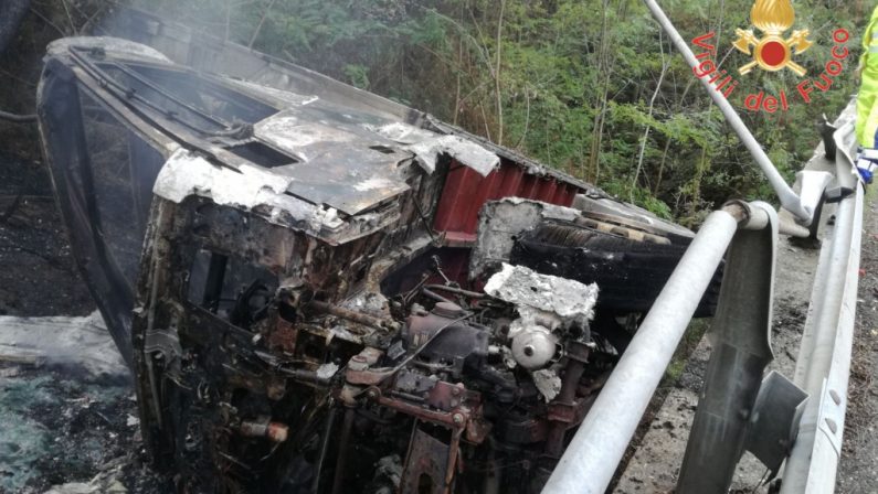 Camion precipita in una scarpata e prende fuocoTragedia sfiorata nel Catanzarese, salvo l'autista