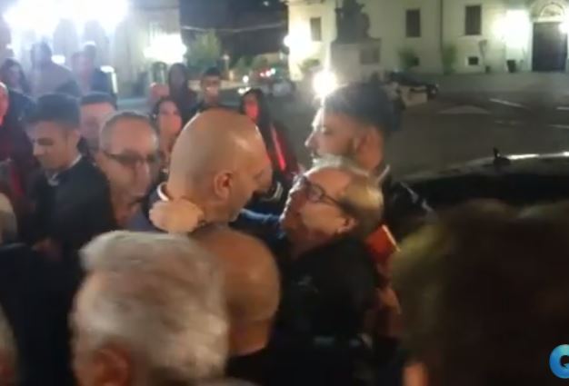 VIDEO – L’abbraccio tra Nino d’Angelo e Michele Inserra prima del concerto al teatro Rendano a Cosenza