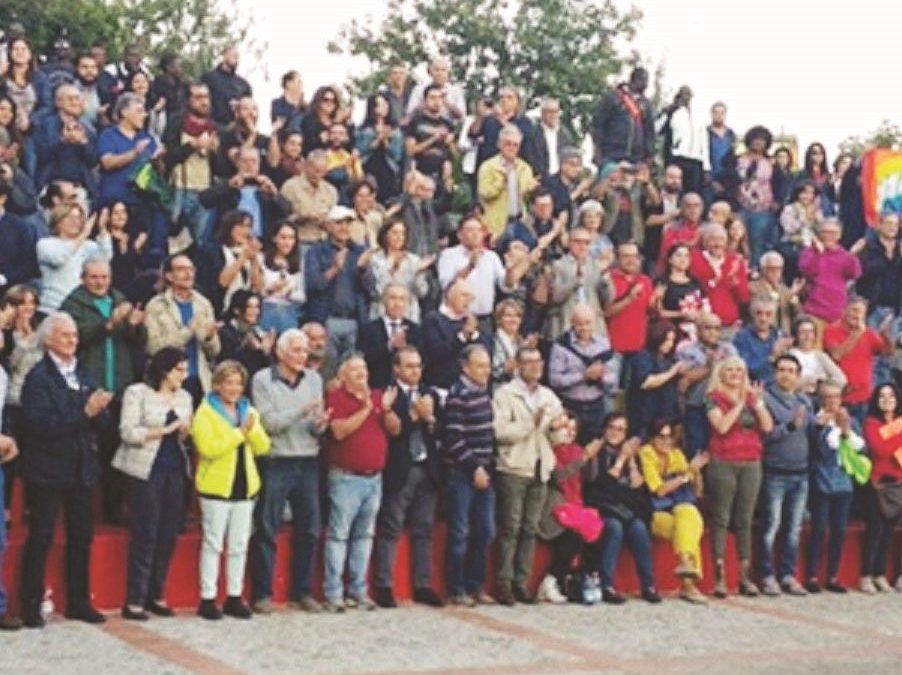 Una manifestazione a sostegno del sistema di accoglienza di Riace