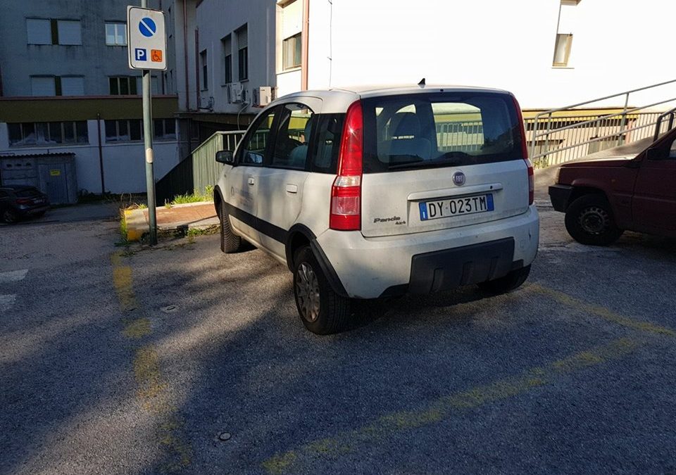 L'autovettura nel parcheggio riservato