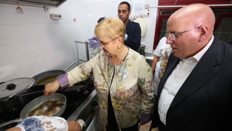 La Bastianich alla comunità “Progetto sud” di Lamezia: «Ragazzi entusiasti e prodotti tipici buonissimi»