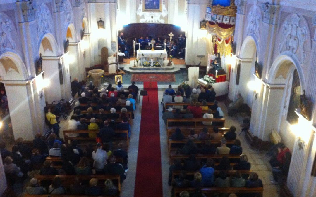L'interno del santuario di San Francesco di Paola a Paterno