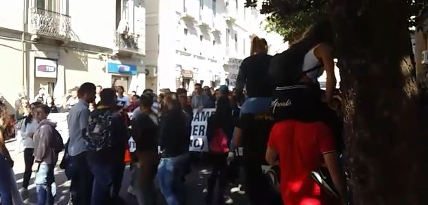 VIDEO – Protesta degli studenti in varie città  A Catanzaro traffico nel centro storico in tilt
