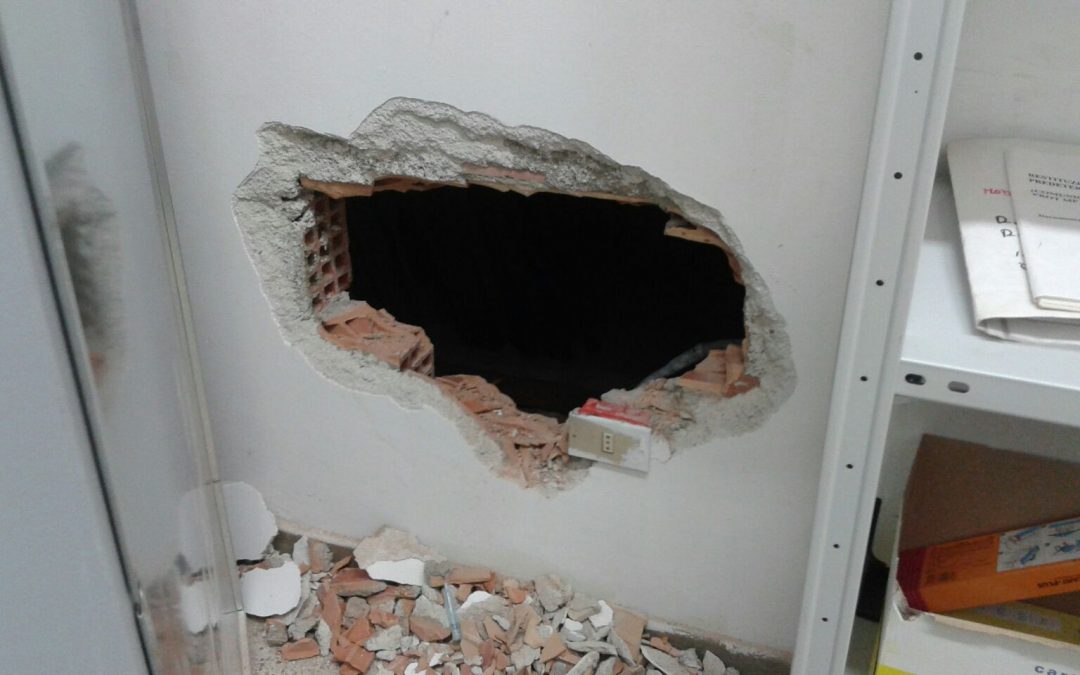 Il foro alla parete delle Poste