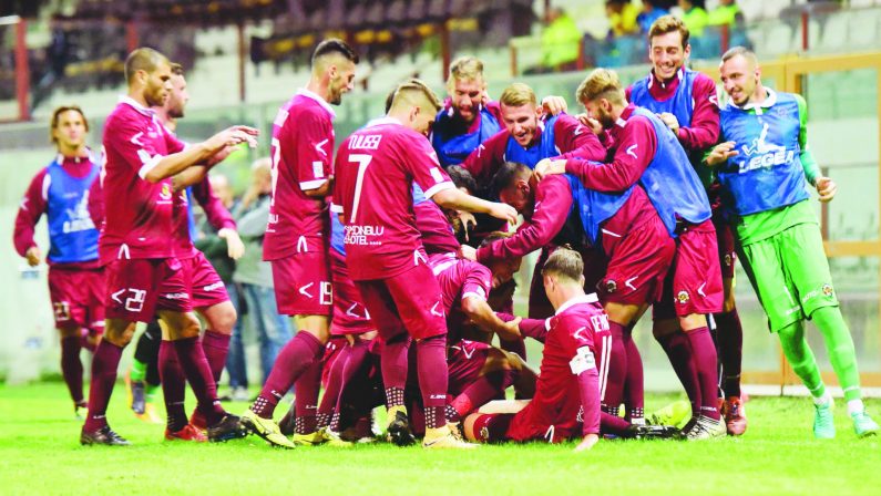 Calcio, la Reggina batte il Catania nel recupero. Pareggia il Catanzaro, il Rende torna sconfitto dalla Campania