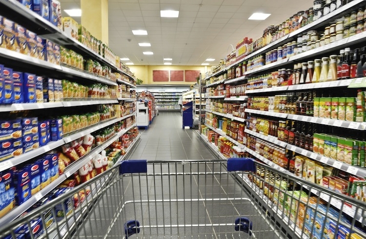 Un carrello della spesa in un supermercato