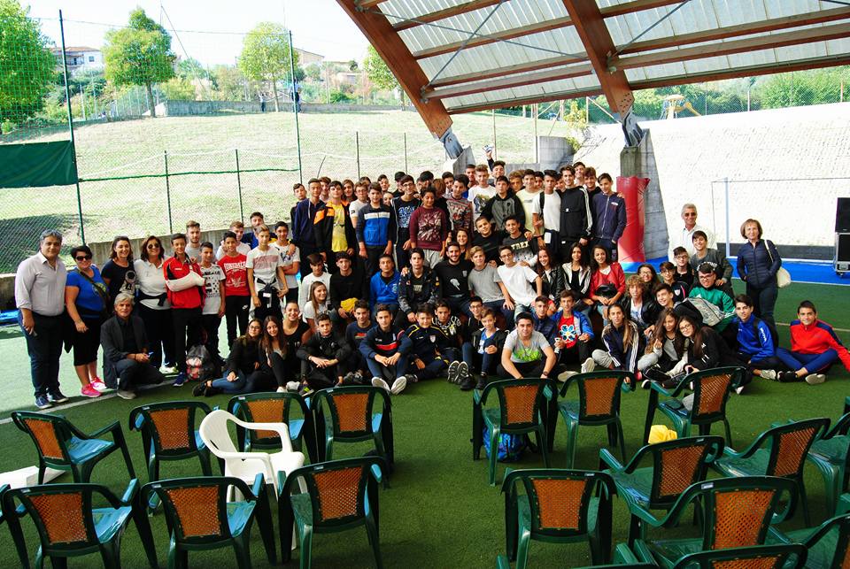 Foto di gruppo per Giovanni Tocci insieme agli alunni del Liceo Sportivo di Castrolibero