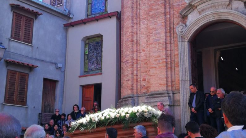 FOTO - Grande commozione al funerale di don Ignazio SchinellaPresenti centinaia tra sacerdoti e vescovi da tutta Italia