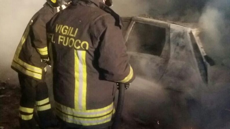 Intimidazione nel Crotonese, a fuoco auto dei parrociIndagini dei carabinieri sull'incendio davanti la chiesa
