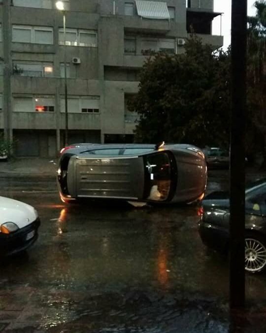 FOTO – Nubifragio a Reggio Calabria, auto ribaltate e sommerse e famiglie isolate