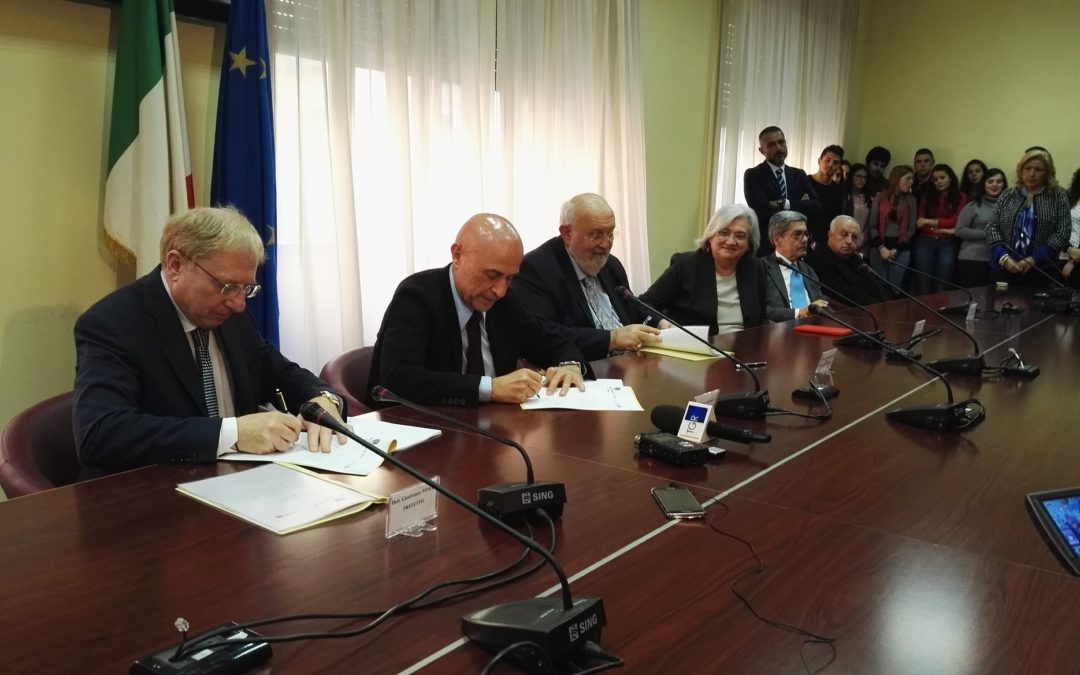 Il momento della firma del protocollo di legalità
