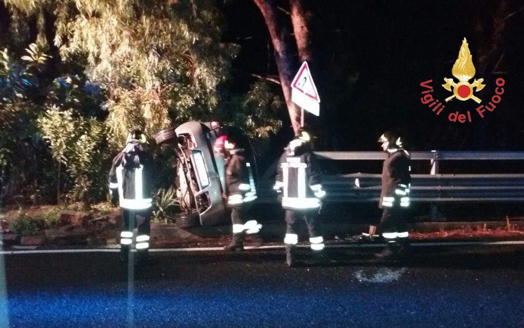 FOTO – Due incidenti sulla statale 106 nel Catanzarese  Auto fuori strada e furgone in fiamme, due feriti gravi
