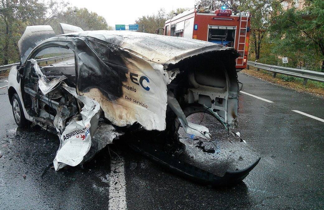 VIDEO – Due incidenti stradali sulla 106 nel Catanzarese  A Montepaone furgone in fiamme: i soccorsi