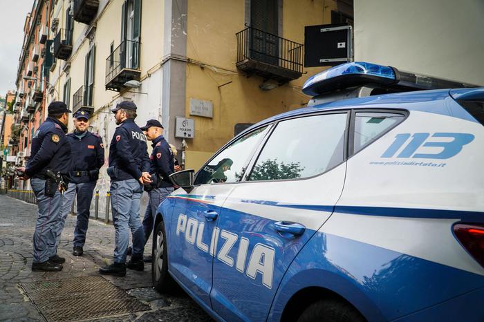 Napoli, sgomberate due villette abusive: tensioni con la Polizia