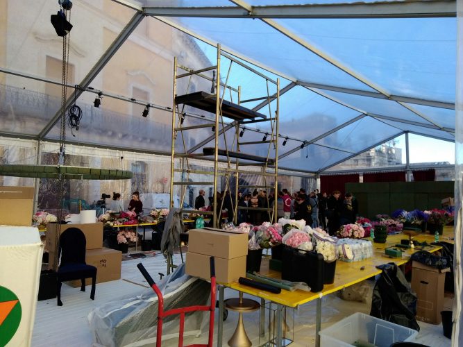 L'interno del tendone delle polemiche in piazza Duomo a Matera (foto da Giornalemio)