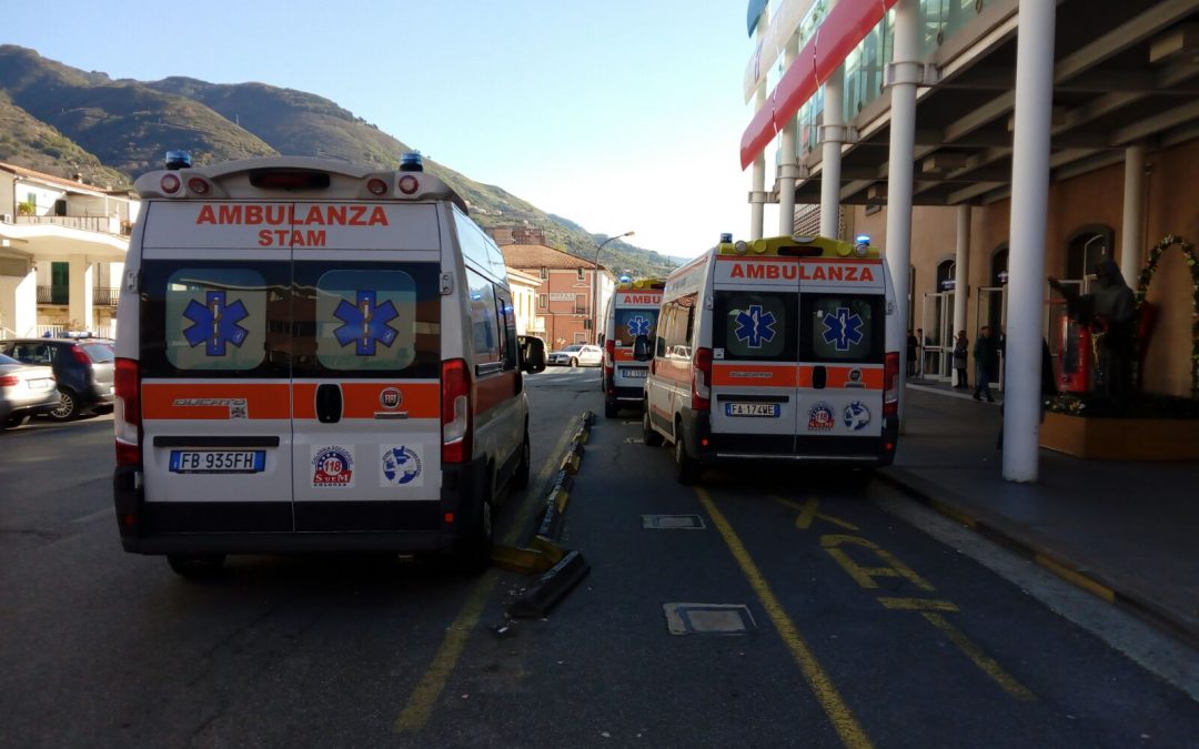 Le ambulanze all'esterno della stazione di Paola