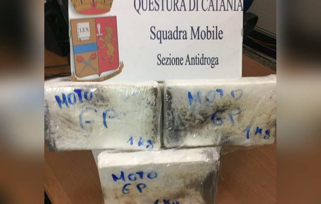 VIDEO – Dalla Calabria a Catania con 3 chili di cocaina in auto  La perquisizione della vettura ad opera dei cani antidroga