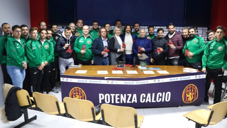 Potenza, calciatori e rugbisti insieme con i lacci rossi del rispetto e dell'inclusione