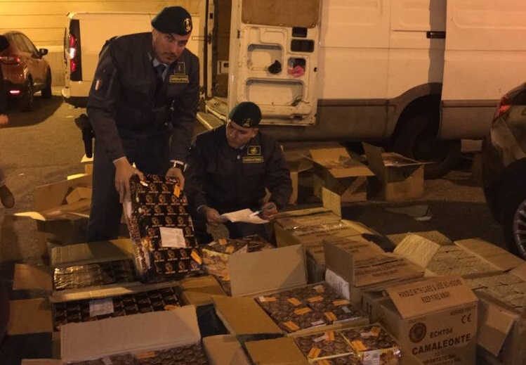 Quasi 700 chili di fuochi pirotecnici sequestrati a ReggioArrestata per detenzione abusiva di esplosivi una persona