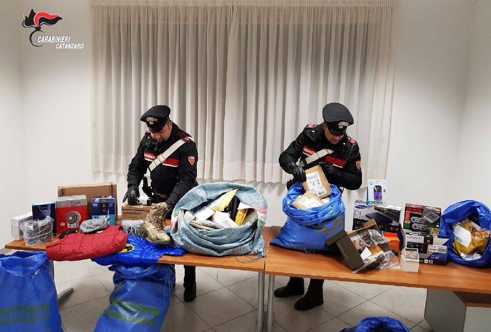 FOTO – Volevano rapinare le poste Recuperata la refurtiva a Lamezia