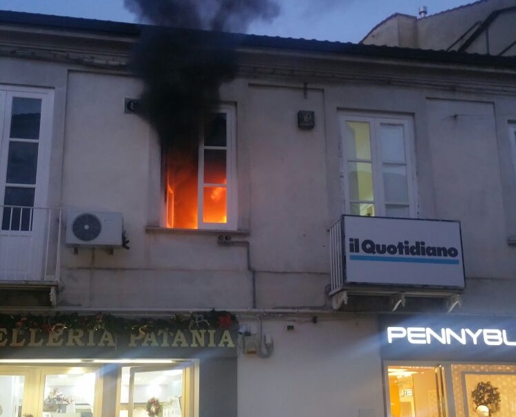 FOTO – Incendio in pieno centro a Vibo Valentia  Le immagini delle fiamme su corso Vittorio Emanuele