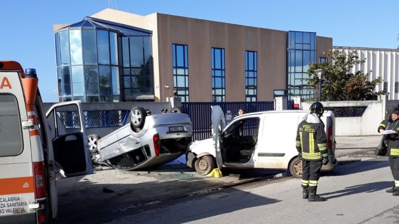 Corre a soccorrere un'auto in panne ma ha un incidenteTragedia nel Vibonese, morto un 66enne