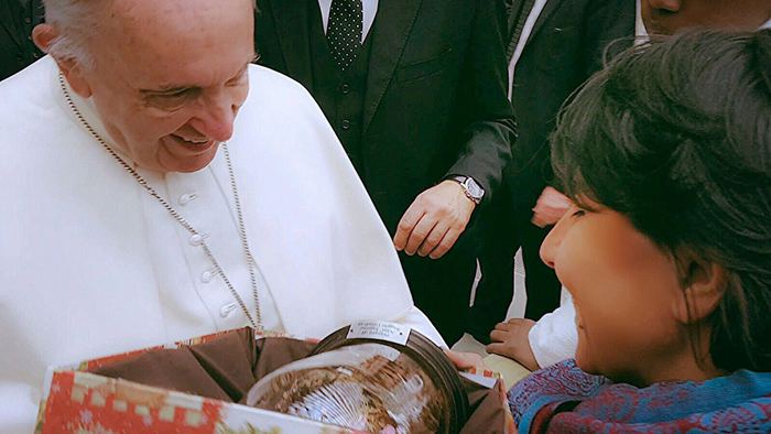 La donazione del presepe a Papa Francesco