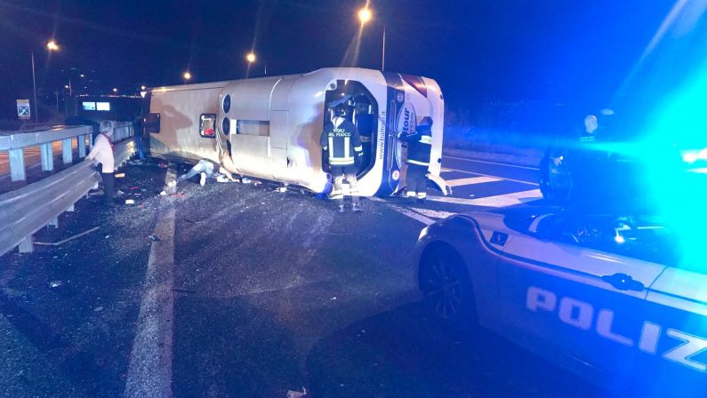 Incidente stradale a Reggio Calabria, si ribalta autobusQuindici feriti di cui due in prognosi riservata