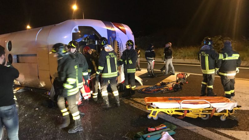 VIDEO - Si ribalta un autobus sull'AutostradaLe immagini dei soccorsi nei pressi di Villa San Giovanni