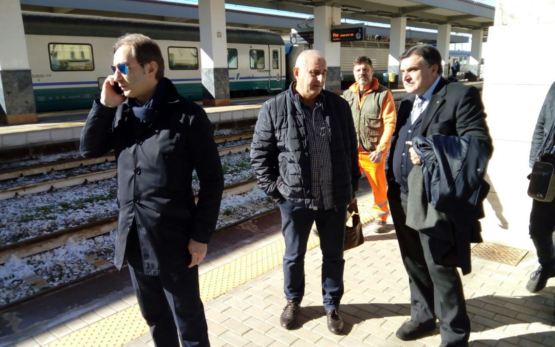 FOTO – Treno regionale deraglia tra Cosenza e Paola  I soccorsi e il sindaco attendono alla stazione i feriti
