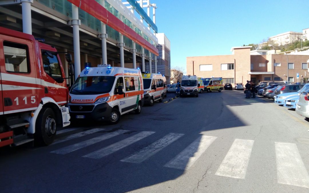 I soccorsi davanti la stazione di Paola