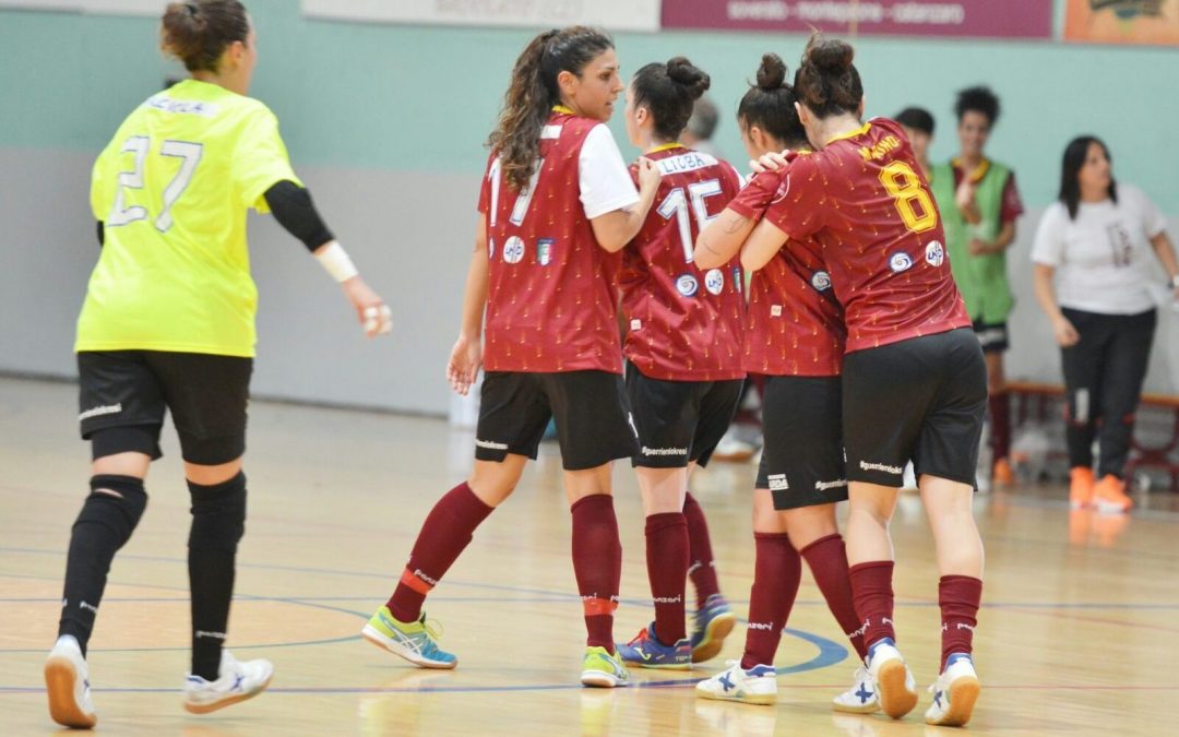 Le ragazze dello Sporting Locri e (a scorrimento) il presidente Zadotti