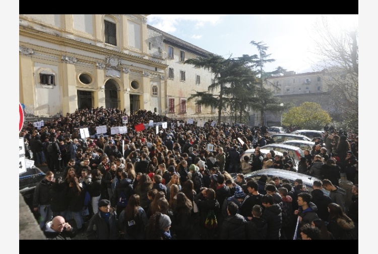 Minorenne ferito nel centro di Napoli: il 15enne fermato respinge le accuse