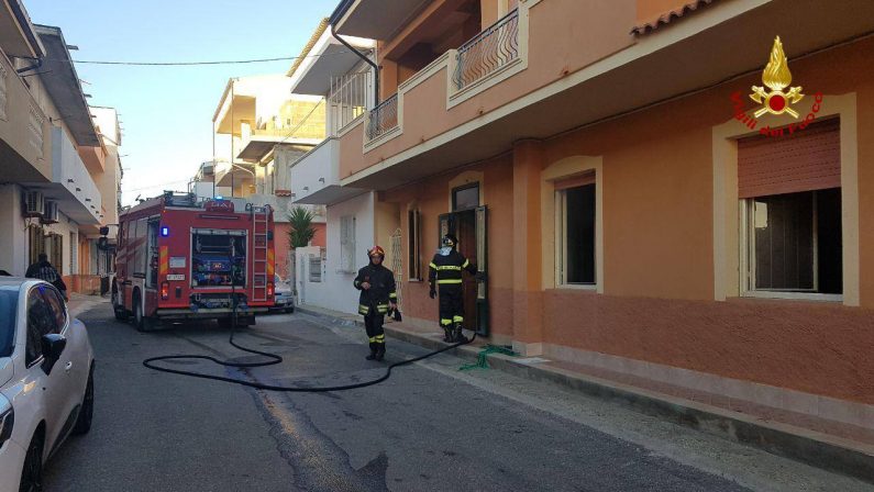 Appartamento distrutto dalle fiamme nel CrotoneseVigili del fuoco trovano una tanica: avviate indagini