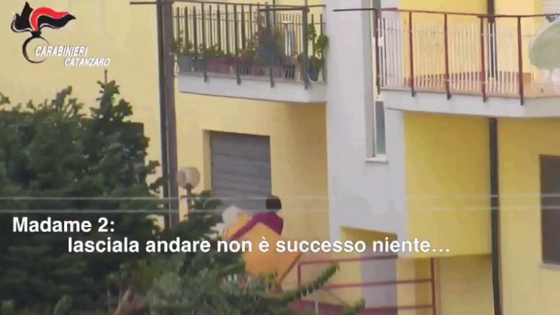 Prostituzione, scoperta organizzazione a Lamezia  Donne costrette con riti di magia nera, 7 arresti