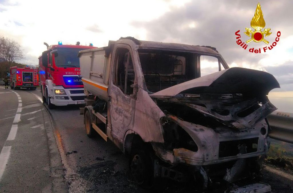 L'automezzo distrutto dal fuoco