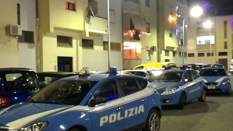 Accoltella un uomo in piazza nel Cosentino e poi si chiude in casa, arrestato dopo una trattativa