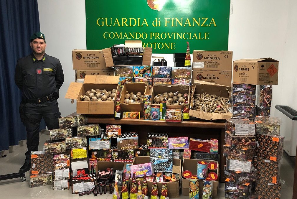 Oltre quattro quintali di botti illegali sequestrati dalla Guardia di Finanza a Crotone tra magazzini e bancarelle
